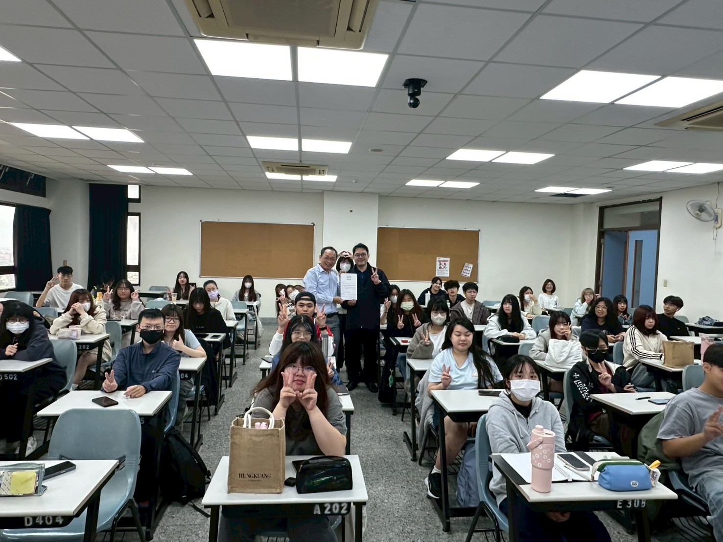 金寶山王別玄協理前進弘光科大，主講「寵物臨終服務」專題